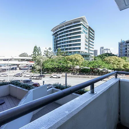 Spacious Riverside 2br Cbd Parking Pool & Gym Brisbane