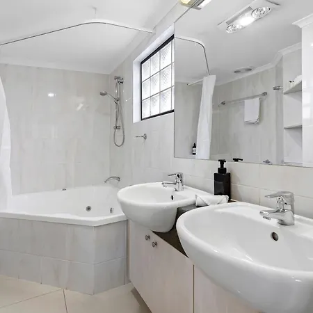 Bright 2br With Parking, Balcony & Wifi * Brisbane