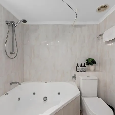 Apartment Spacious 2br With Wifi, Parking & Balcony *