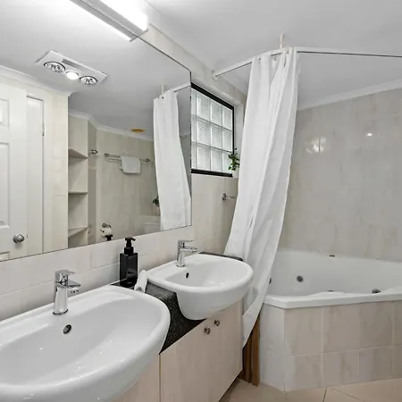 Spacious 2br With Wifi, Parking & Balcony Apartment Brisbane