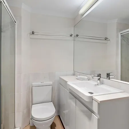 Sunny & Cozy 2br With Wifi, Parking & Balcony Apartment *