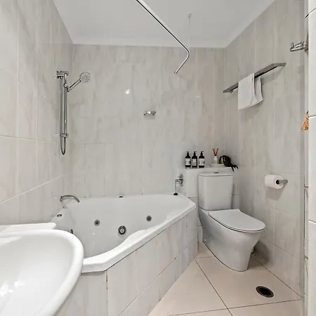 Spacious & Cozy 2br With Parking, Balcony & Wifi Apartment *