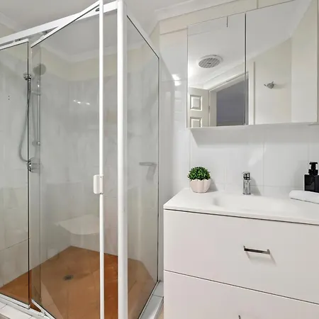Apartment Spacious & Cozy 2br With Parking, Balcony & Wifi *
