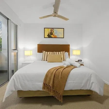 Bulimba Apartment - Ferry Access - Near Oxford St - Sleeps 8 - Baby & Work Ready Apartment