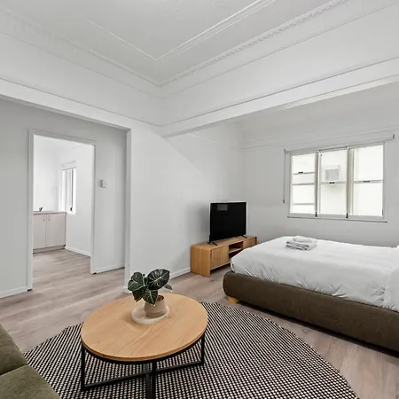 Spacious And Cozy - Short Walk To Hospital Apartment *