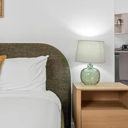 Cozy And Modern Cbd - Short Walk To Hospitals Apartment