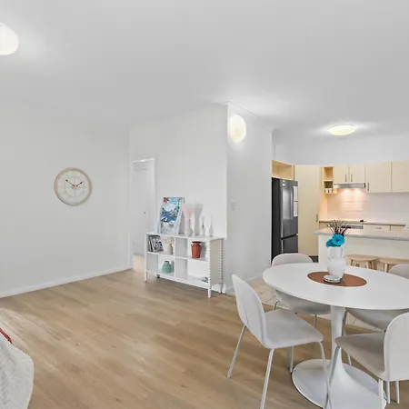 2br 2ba Indooroopilly-walk To Shops & Bus