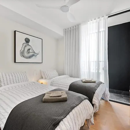 Sophisticated Elegance - 2bed-2bath-2car-balcony Apartment Brisbane