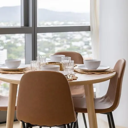 Skyline Elegance 2bdr Pool Gym Sauna Parking Apartment