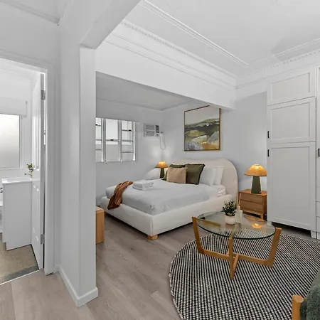 Stylish And Cozy - Short Walk To Hospital Apartment *
