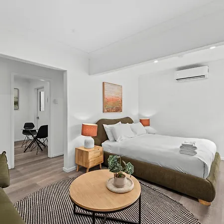 Cozy - Short Walk To Hosp And Cbd With Balcony Apartment *