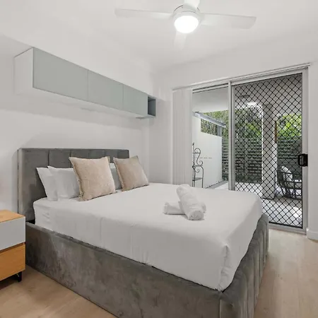 Apartment The Mews Bowen Hills - Spacious 3-bedroom With Pool & Parking