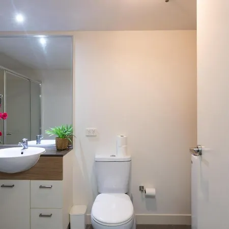 Chic 1br Retreat Heart Of Pool&gym Views *