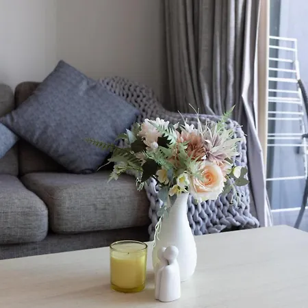 Chic 1br Retreat Heart Of Pool&gym Views *