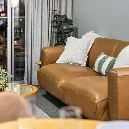 Stylish 2 Bed 2 Bath Balcony Parking Pool & Gym Brisbane