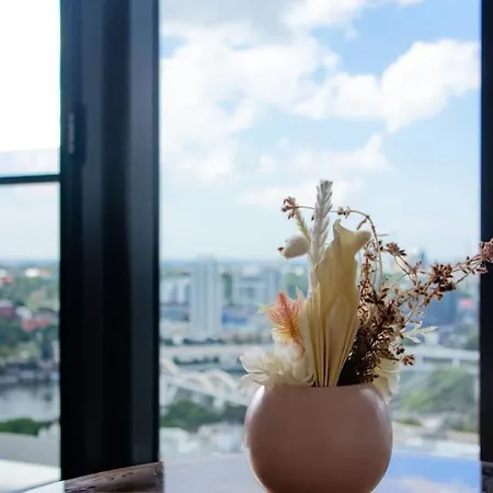 High Level 2 Bedroom With And River Views Apartment *