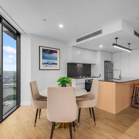 Stunning River & Mountain Views With 2br, Pool & Gym Brisbane