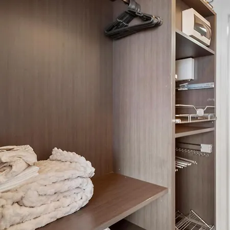 St With Story Bridge Views, Pool & Free Parking Apartment