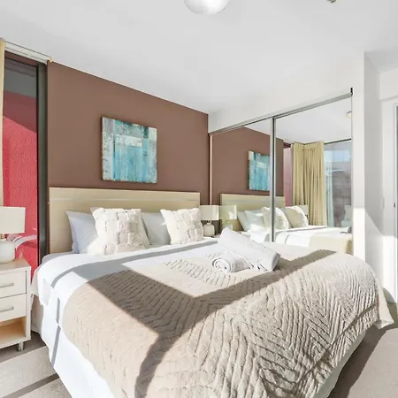 Full Water View - Sleeps 7 - Parking - Pool & Sauna *
