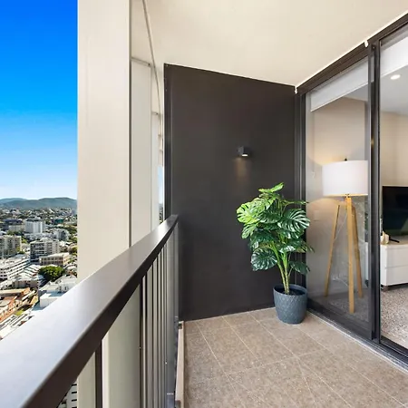 Inspired Serenity With River Views, Fast Wifi, Carpark, Gym, Rooftop Pool Apartment *
