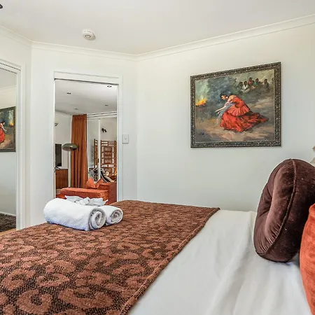 Mid-century Kangaroo Point - 1br Apartment, Walk To Cbd, River & The Gabba Brisbane