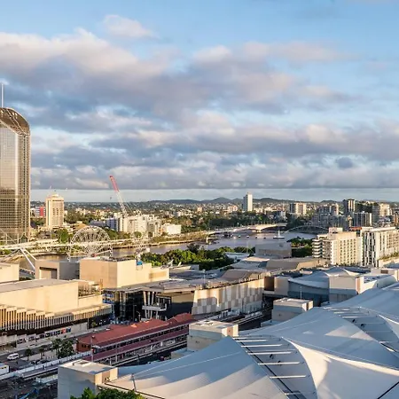 Urban Escape: Great Location W/ Cityscape Apartment *