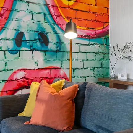 Apartment Urban Escape: Great Location W/ Cityscape *