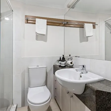 Bright 2br With Parking, Balcony & Wifi Apartment