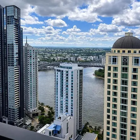 Sky-high Haven-rooftop Infinity Pool Parking Wifi Apartment