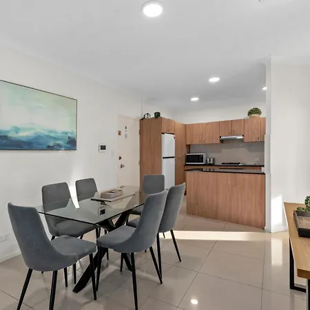 Sunny & Cozy 2br With Wifi, Parking & Balcony