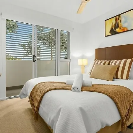 Apartment Bulimba Apartment - Ferry Access - Near Oxford St - Sleeps 8 - Baby & Work Ready Brisbane