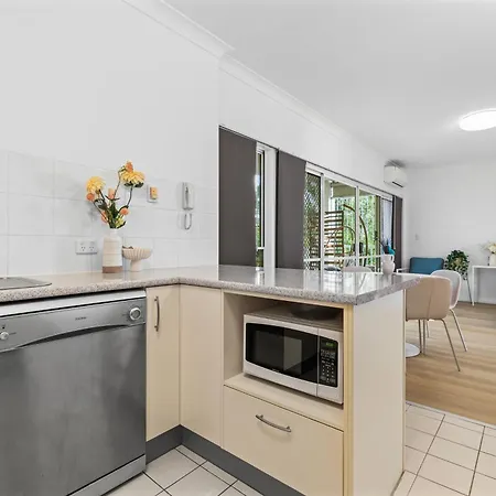2br 2ba Indooroopilly-walk To Shops & Bus * Brisbane