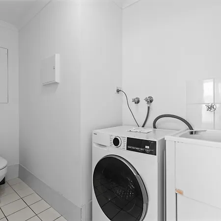 2br 2ba Indooroopilly-walk To Shops & Bus * Brisbane
