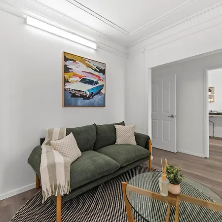 Stylish And Cozy - Short Walk To Hospital Apartment