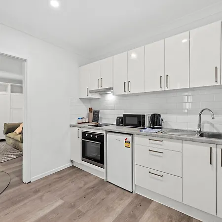 Cozy - Short Walk To Hosp And Cbd With Balcony *