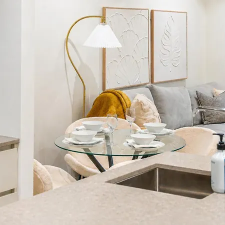 Apartment Sky High Luxury 2 Bedroom Cbd With Pool Gym And River Views