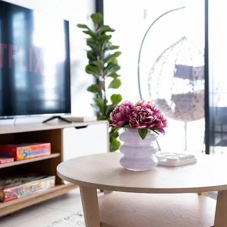 Hope Street Apartment *