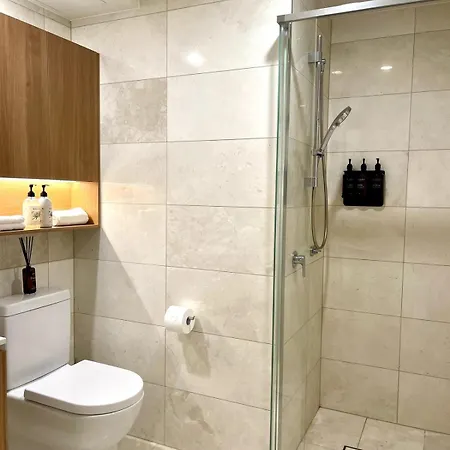 Lvl72 Breathtaking Views With Parking, Pool & Gym Apartment
