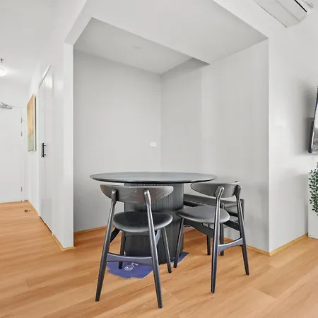 Entire Unit - 2 Pools - Sauna - Park - Cbd Views - Baby Ready Apartment