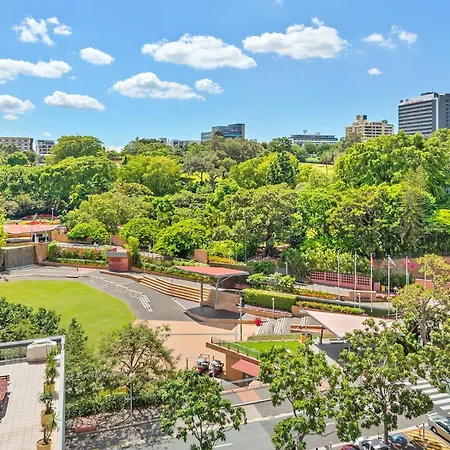 Cbd Next To Parkland! Amazing Views! Apartment *