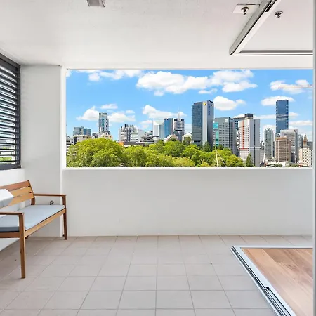 Apartment Cbd Next To Parkland! Amazing Views!