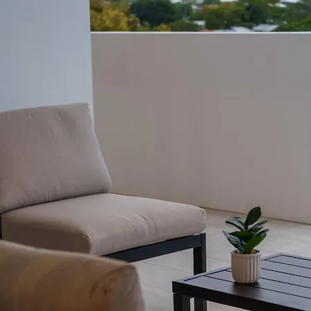 Across From Train And Bus Station Pool Gym And View Apartment *