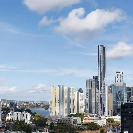 Utopia Deluxe 25th Floor Views, Pool & Gym *