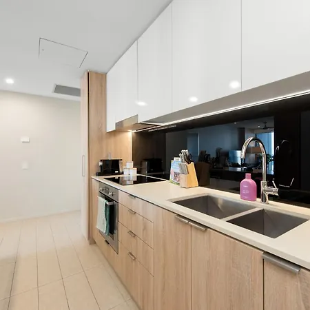 Inspired Serenity With River Views, Fast Wifi, Carpark, Gym, Rooftop Pool Apartment *