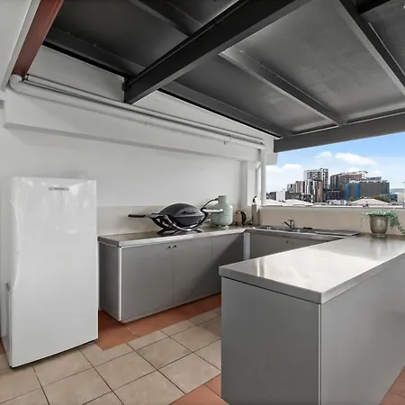 Apartment Spacious 2br With Wifi, Parking & Huge Balcony *