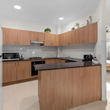 Sunny & Cozy 2br With Wifi, Parking & Balcony Apartment *
