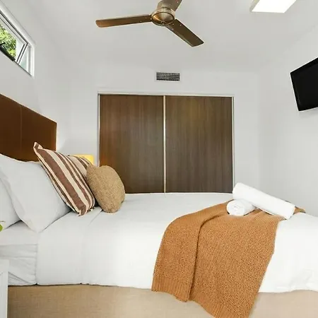 Bulimba Apartment - Ferry Access - Near Oxford St - Sleeps 8 - Baby & Work Ready Apartment *