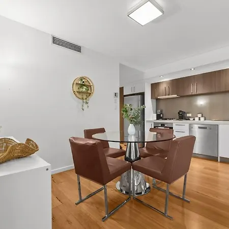 Bulimba Apartment - Ferry Access - Near Oxford St - Sleeps 8 - Baby & Work Ready *