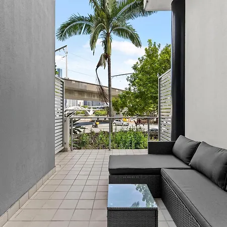 Apartment Bright With River View, Pool, Gym & Balcony Brisbane