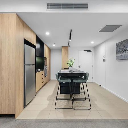 Modern 2br And Pool With South Square